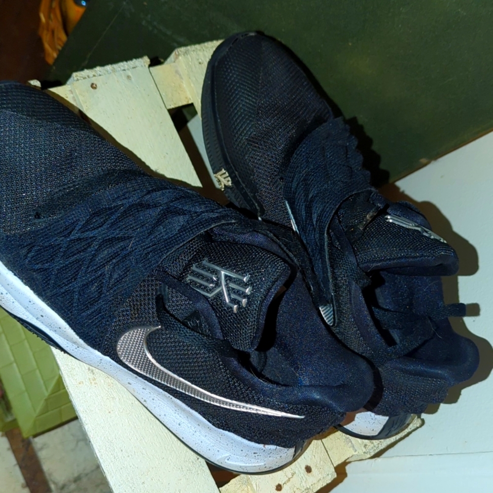 Men's Nike Kyries Sz 9 EUC